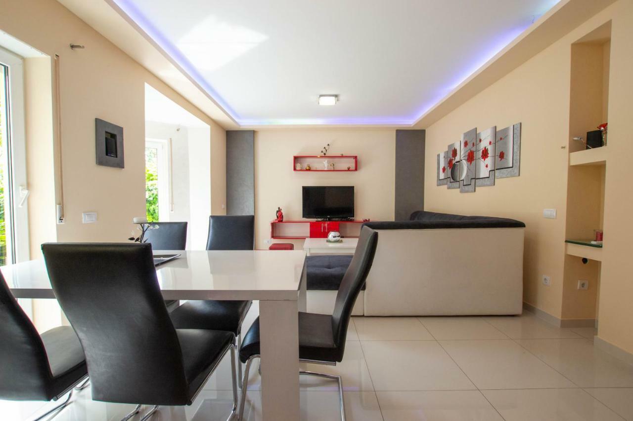 Jela Apartment 7 Pula Bagian luar foto