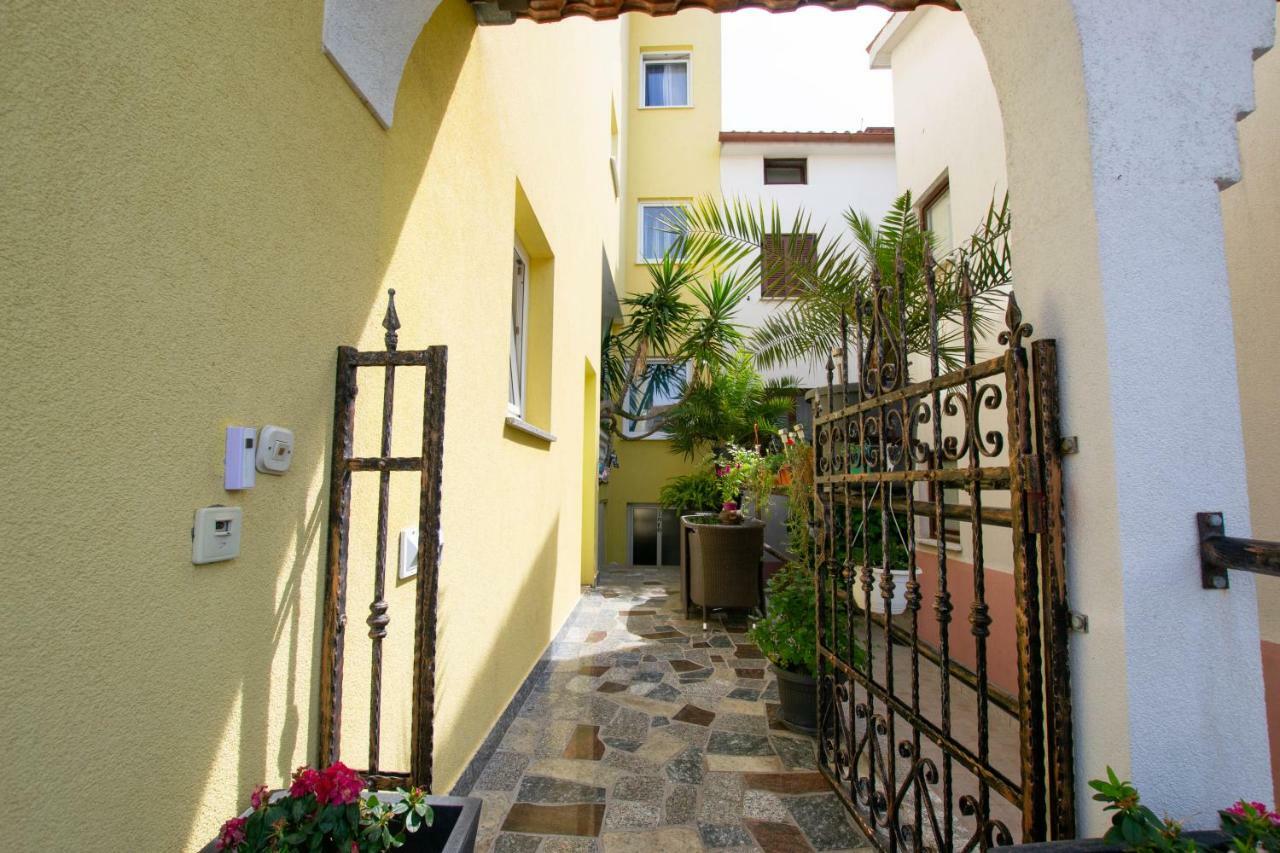 Jela Apartment 7 Pula Bagian luar foto