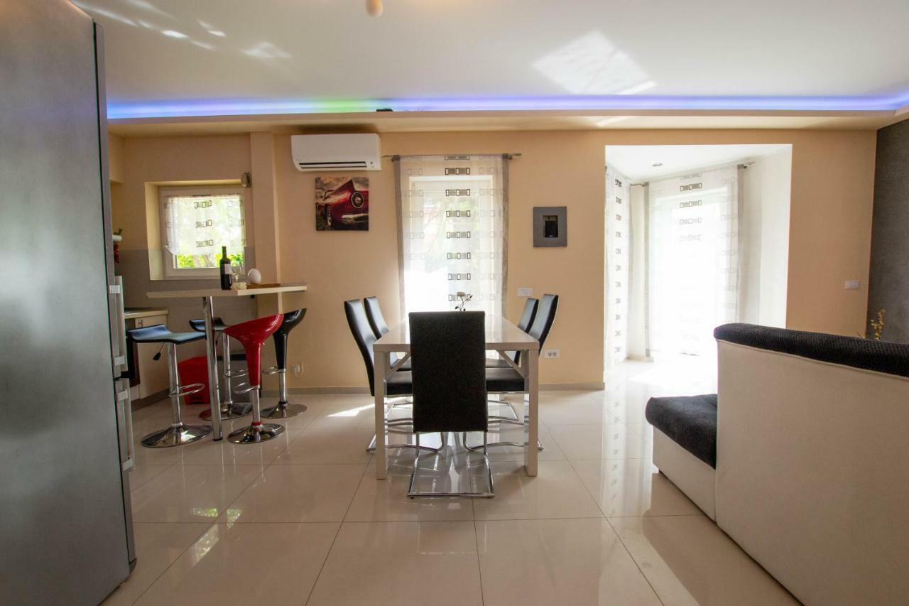 Jela Apartment 7 Pula Bagian luar foto